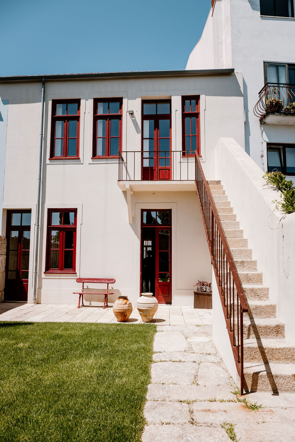 Fachada tardoz e jardim da casa